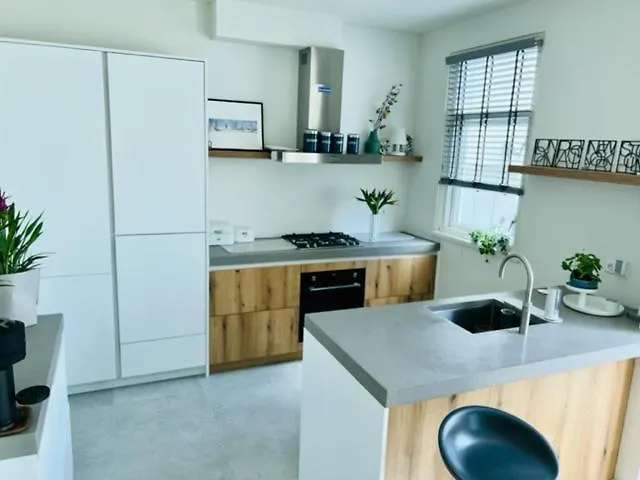 Family Beach House Zandvoort City Center هولندا